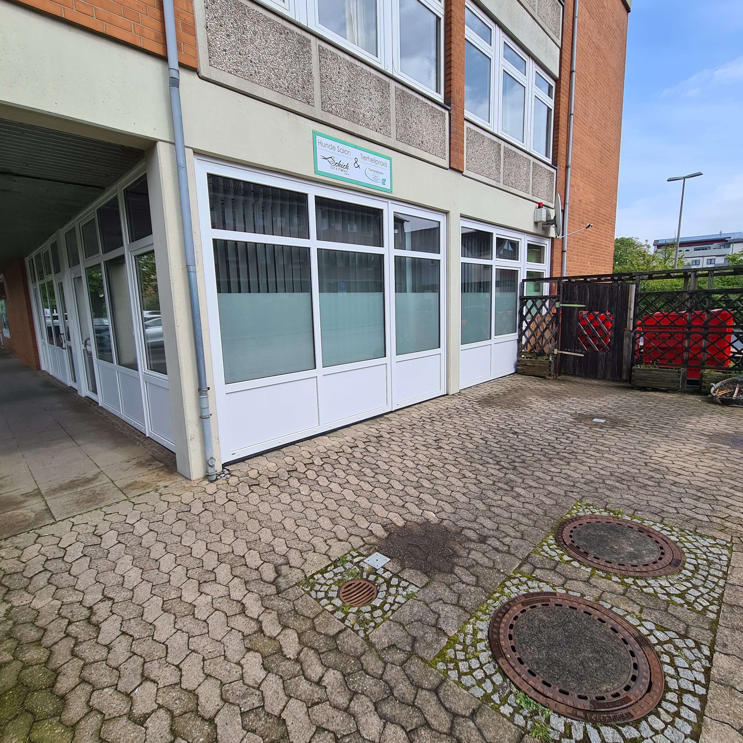 Sehnde // helle Gewerbefläche mit großer Fensterfront zu vermieten